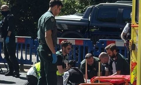 Συναγερμός στο Λονδίνο: Δύο τραυματίες από επίθεση άνδρα με μαχαίρι έξω από συναγωγή