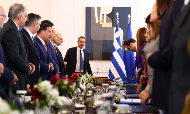 «Ασπίδα» Μητσοτάκη στο επιτελικό κράτος και άνοιγμα στους βουλευτές της ΝΔ