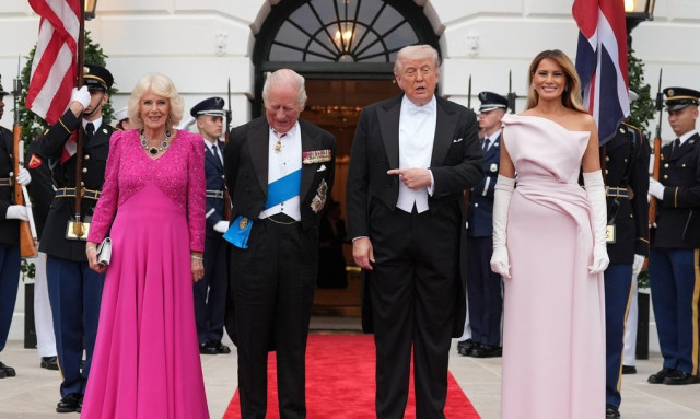 Τι δώρο έκανε ο βασιλιάς Κάρολος στον Τραμπ - Η λαμπερή δεξίωση και τα γκουρμέ πιάτα