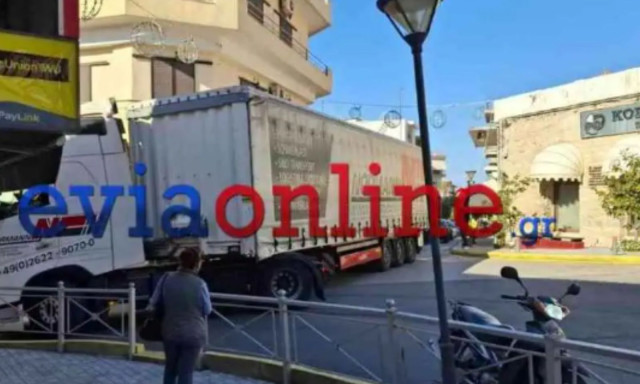 Εύβοια: Νταλίκα σφήνωσε σε δρόμο του Αλιβερίου λόγω... GPS - Φωτογραφία