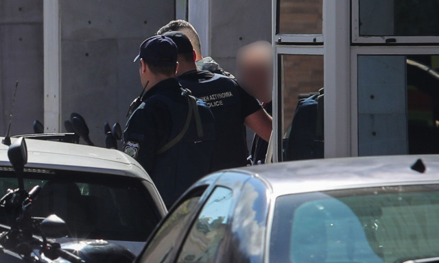 Επίθεση σε ΕΦΚΑ και Πρωτοδικείο: Για απόπειρα ανθρωποκτονίας κατά συρροή κατηγορείται ο 89χρονος