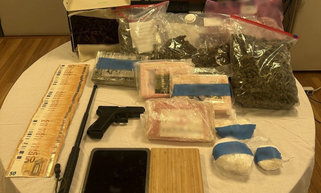 Εξαρθρώθηκε κύκλωμα διακίνησης ναρκωτικών και όπλων με πλοκάμια σε Αττική, Θεσσαλονίκη και Κρήτη