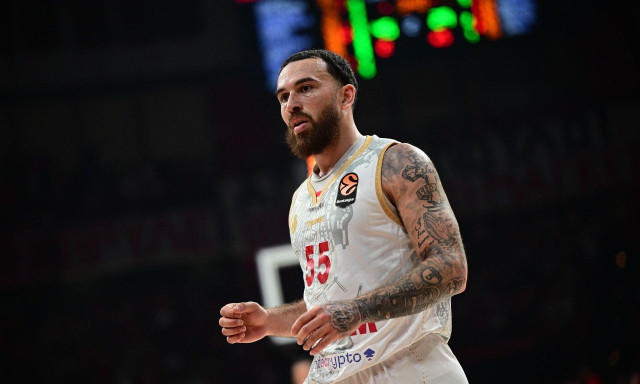 Ολυμπιακός - Μονακό: Εξαλλος ο Τζέιμς - Αποβλήθηκε και έκανε χειρονομία για… χρήματα στους διαιτητές