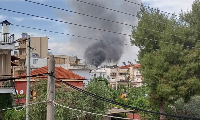 Μεγάλη φωτιά σε κατάστημα ανταλλακτικών στο Ίλιον: Στο σημείο ισχυρή δύναμη της Πυροσβεστικής