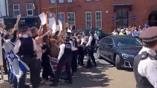 Βρετανία: Αποδοκιμασίες κατά Στάρμερ όταν επισκέφθηκε το σημείο της επίθεσης εναντίον Εβραίων