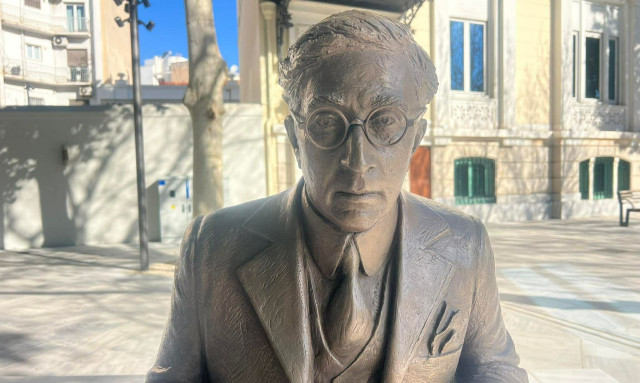 Ο Καβάφης «επέστρεψε» στο κέντρο της Αθήνας - Φωτογραφίες από το γλύπτο στη Διονυσίου Αρεοπαγίτου