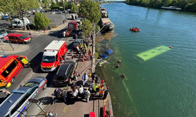 Γαλλία: Λεωφορείο έπεσε στον Σηκουάνα – Μεγάλη επιχείρηση διάσωσης