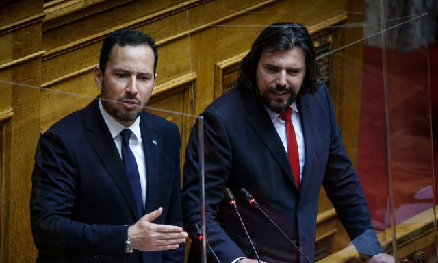 Βουλή - Καβγάς Παππά και Χήτα: «Ή πετάξτε τον έξω τον ανάγωγο ή βουλώστε το»