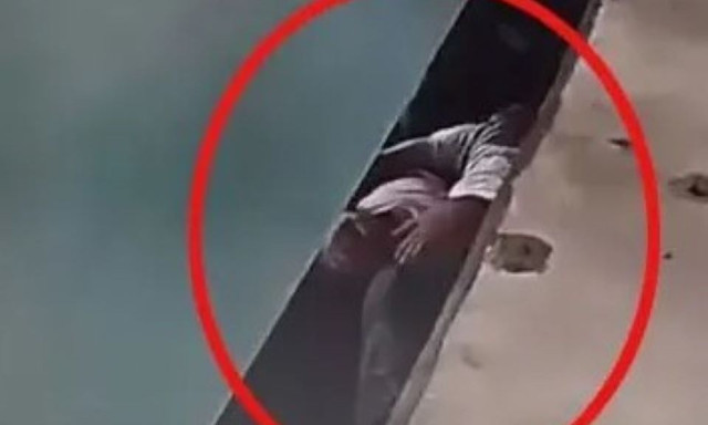 Άνδρας έγινε «ασπίδα» για το μωρό του και το τρένο πέρασε από πάνω τους – Βίντεο