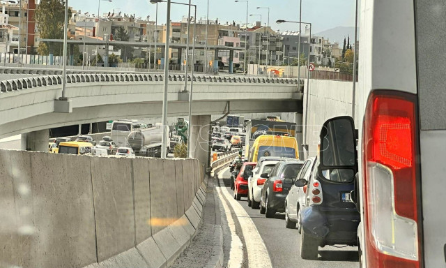 Κίνηση: «Απέραντο» πάρκινγκ η Αττική Οδός - Μεγάλες καθυστερήσεις στον Κηφισό