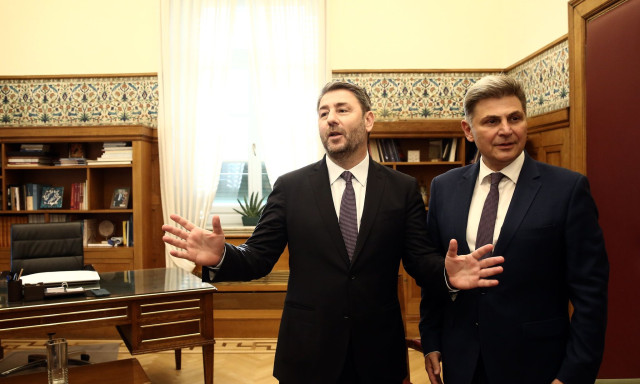 Νικόλας Φαραντούρης: Ανακοίνωσε την ένταξή του στο ΠΑΣΟΚ - Ανδρουλάκης: Τον καλωσορίζω
