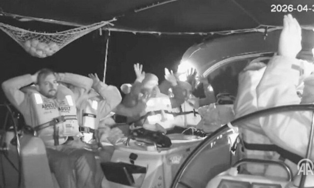 Βίντεο: Η στιγμή που Ισραηλινοί στρατιώτες κάνουν ρεσάλτο σε πλοίο με βοήθεια για τη Γάζα