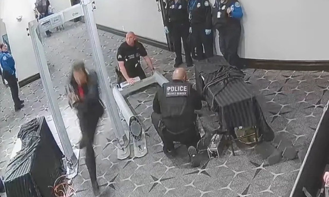 Ανησυχητική λεπτομέρεια αποκαλύπτεται στο νέο βίντεο με τον ένοπλο επίδοξο δολοφόνο του Τραμπ