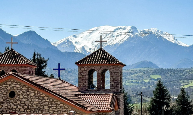 Μάιος με χιόνια και κρύο: Ακραία καιρική συμπεριφορά - Χιονάνθρωποι αντί μαγιάτικο στεφάνι
