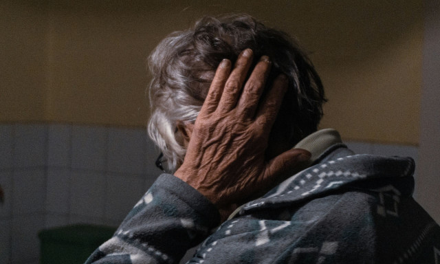 Εφιάλτης στη Χίο: Καρέ-καρέ η βάναυση κακοποίηση 84χρονης από τη γυναίκα που... τη φρόντιζε