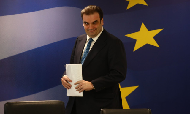 Πιερρακάκης στο Bloomberg: Δεν θέλουμε η ενεργειακή κρίση να εξελιχθεί σε δημοσιονομική κρίση