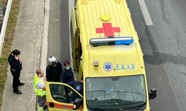 Τρομακτικό βίντεο: Εργαζόμενη πέφτει με το μηχανάκι της σε τάφρο οπτικής ίνας