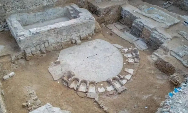 Σπουδαία ανακάλυψη: Αρχαιολόγοι βρήκαν κυκλικό δημόσιο λουτρό 2.000 ετών στην Αλεξάνδρεια