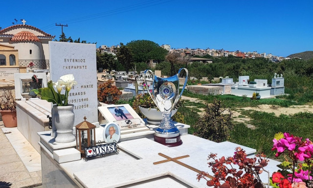 ΟΦΗ: Το Κύπελλο Ελλάδας στον τάφο του Ευγένιου Γκέραρντ – Συγκινητικές εικόνες στην Ελιά