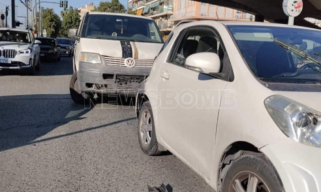 Βοτανικός: Τροχαίο με έναν τραυματία - Αμάξια συγκρούστηκαν και παρέσυραν μηχανή