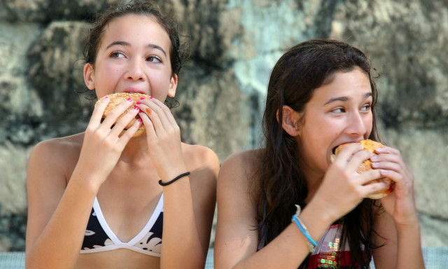 Γιατί πεινάμε τόσο πολύ μετά το κολύμπι - Τι συμβαίνει μέσα στο σώμα