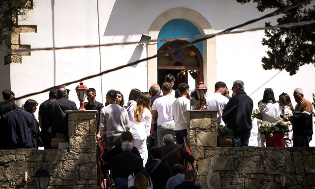 Δολοφονία Ηράκλειο: Συγγενείς και φίλοι ντυμένοι στα λευκά αποχαιρέτισαν τον 21χρονο Νικήτα