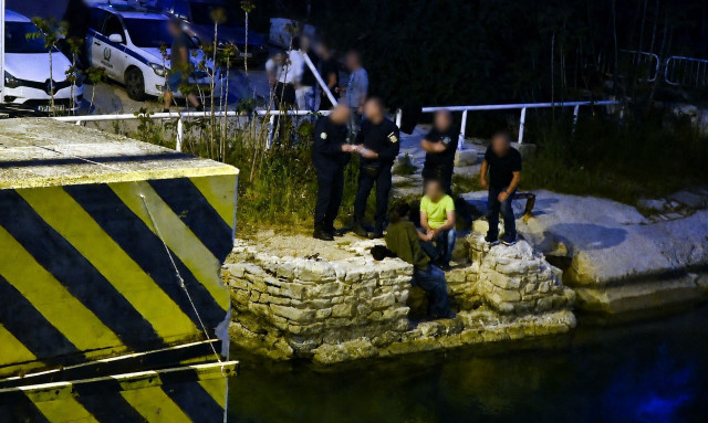 Ισθμός: Η στιγμή της  διάσωσης της 15χρονης - Πώς βρέθηκε στη διώρυγα ερευνά η αστυνομία