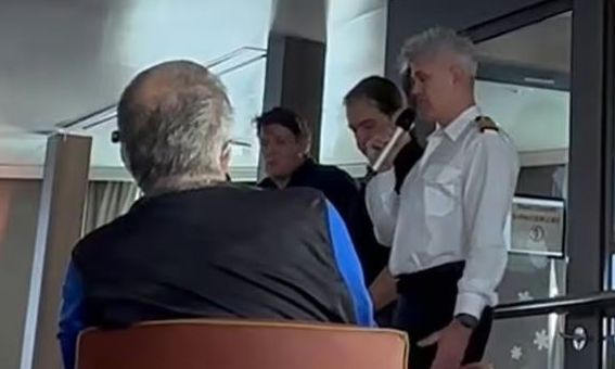 Χανταϊός: Η στιγμή που ο καπετάνιος διαβεβαιώνει τους επιβάτες ότι «το πλοίο είναι ασφαλές»