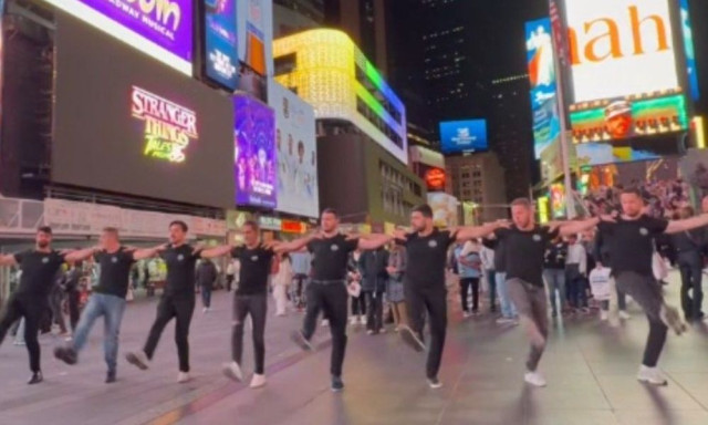 Η Times Square υποκλίθηκε στην Κρήτη: Χόρεψαν Πεντοζάλι στην καρδιά της Αμερικής
