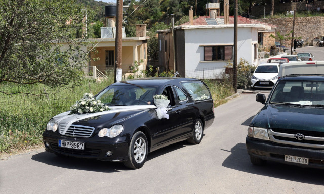 Δολοφονία Ηράκλειο: Συγγενείς και φίλοι ντυμένοι στα λευκά αποχαιρετούν τον 21χρονο Νικήτα