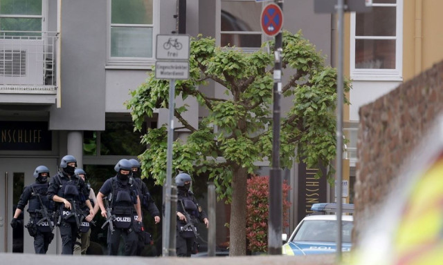Γερμανία: Ελεύθεροι οι όμηροι που κρατούνταν σε τράπεζα - Διαφεύγουν οι δράστες 