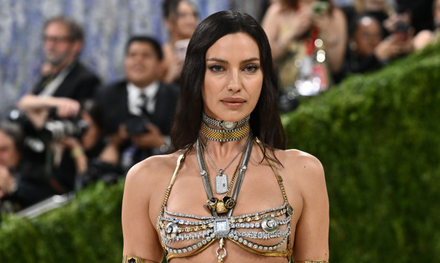 Ιρίνα Σάικ: Μετά το Met Gala, «μαγνητίζει» το Instagram με το γραμμωμένο κορμί της