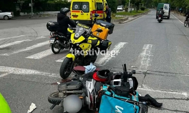 Θεσσαλονίκη: Τροχαίο με δύο σοβαρά τραυματίες - Αυτοκίνητο συγκρούστηκε με μηχανές