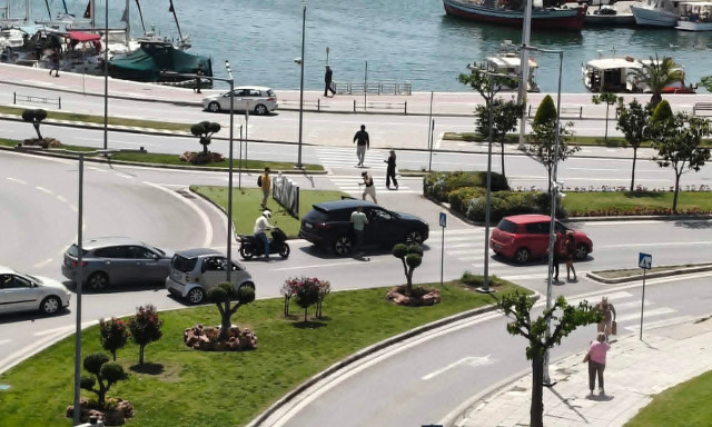 Τροχαίο στον Βόλο: Δίκυκλο «καρφώθηκε» πίσω από τζιπ