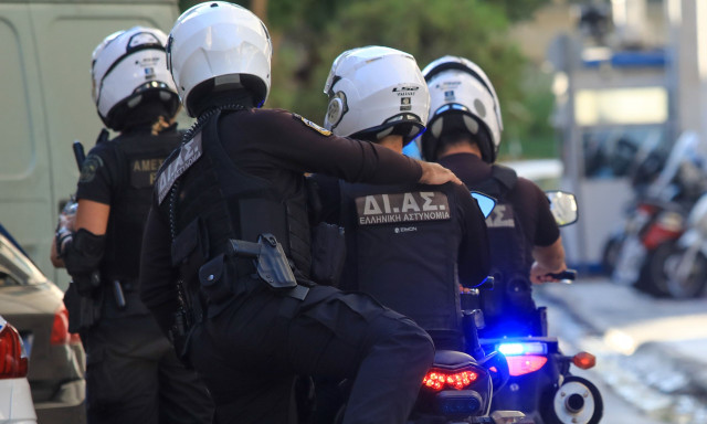 Συλλήψεις πορτοφολάδων στη Σαντορίνη – Βρέθηκε μεγάλο ποσό στην κατοχή τους