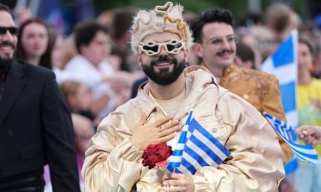 Μαγνήτισε τα βλέμματα ο Akylas στο «Τιρκουάζ Χαλί» με εμφάνιση εμπνευσμένη από τον «Μικρό Πρίγκιπα»