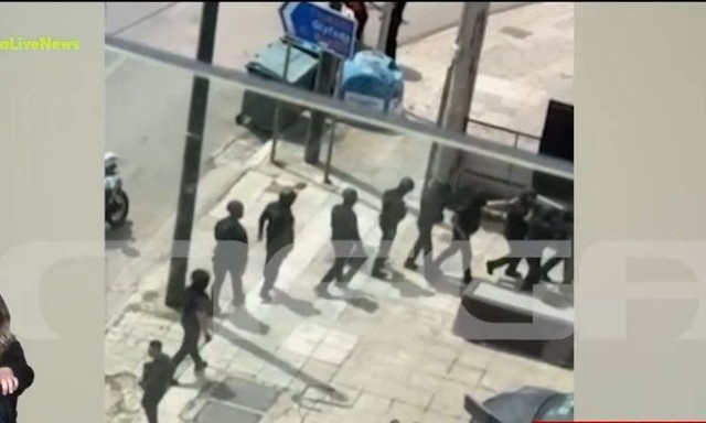 Καλλιθέα: Φωτογραφίες της 43χρονης να μπαίνει σε αυτοκίνητο ενώ αιμοραγούσε