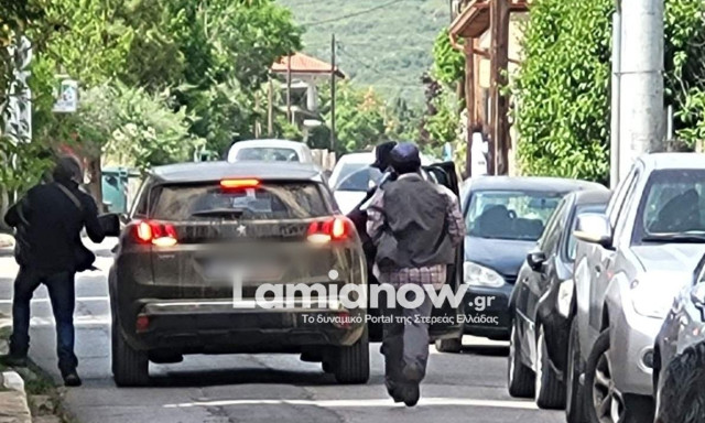Ληστεία στην Κάτω Τιθορέα: Η στιγμή που οι δράστες φεύγουν... χαλαροί από την τράπεζα με αυτοκίνητο