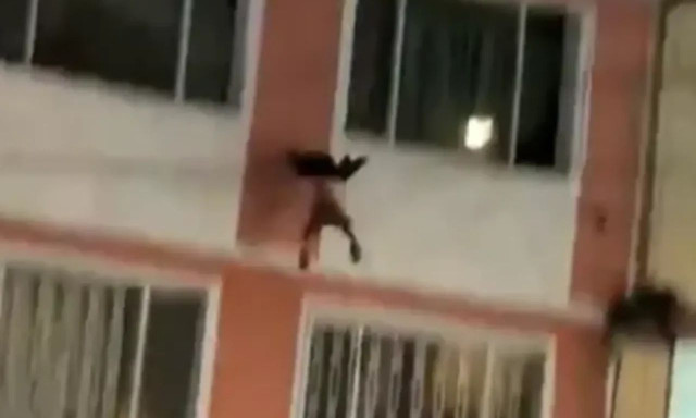 Στιγμές τρόμου: Αγοράκι 2 ετών πέφτει από το μπαλκόνι 4ου ορόφου
