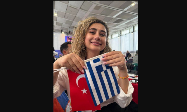 Eurovision 2026: Τουρκάλα φαν εμφανίστηκε με ελληνική σημαία και στηρίζει Akyla