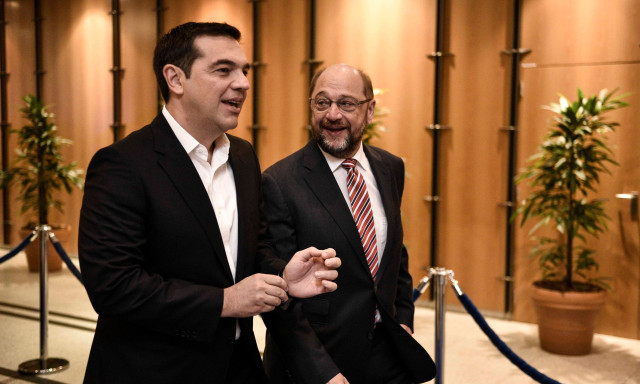 «Όταν έρχεται εδώ είναι νομοταγής»: Ο Τσίπρας καθησύχαζε τον Σουλτς το 2014 – Τι λέει η Βούλτεψη