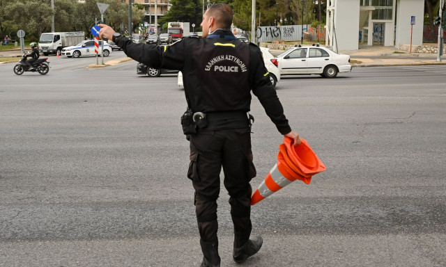 Παλαιό Φάληρο: Μπετονιέρα προσέκρουσε σε κολώνα - Διακοπή κυκλοφορίας στη Λεωφόρο Αμφιθέας