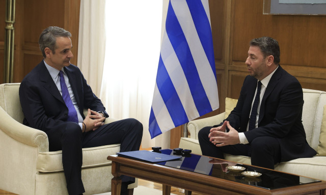 «Να φορολογηθούν οι τράπεζες, αλλά τα λεφτά έξω» – Επίθεση Μαξίμου σε Ανδρουλάκη για το εκατομμύριο