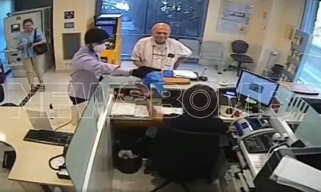 Νέο βίντεο ντοκουμέντο με ληστή της συμμορίας της Τιθορέας να κλέβει τράπεζα στου Παπάγου