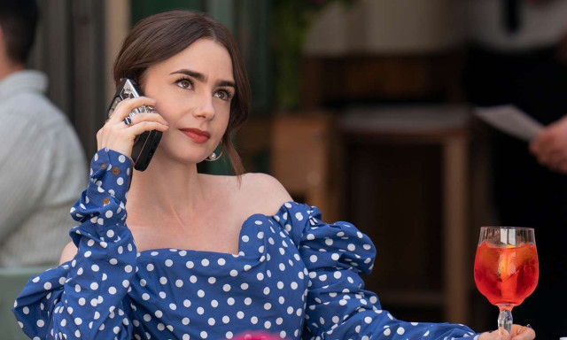 Έτοιμη η Μύκονος να υποδεχτεί την «Emily In Paris» - Τι ισχύει με τα έργα στον Άγιο Σώστη