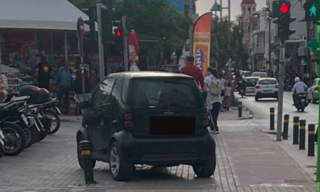 Ρέθυμνο: Πάρκινγκ όπου… χωράει - Αδιανόητη στάθμευση απέναντι από το Δημαρχείο