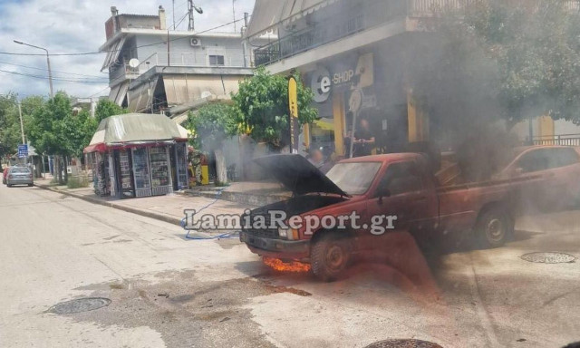Λαμία: Αγροτικό εν κινήσει «τυλίχθηκε» στις φλόγες