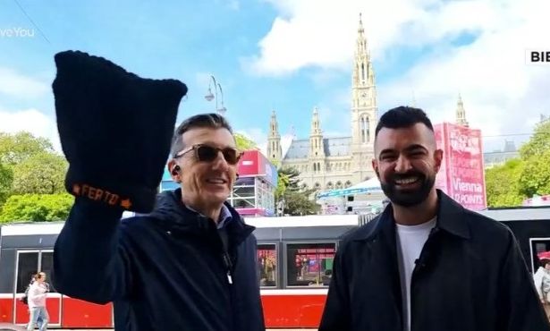 Eurovision 2026: Ο Άρης Πορτοσάλτε στην Βιέννη με σκουφάκι Akylas - Βίντεο