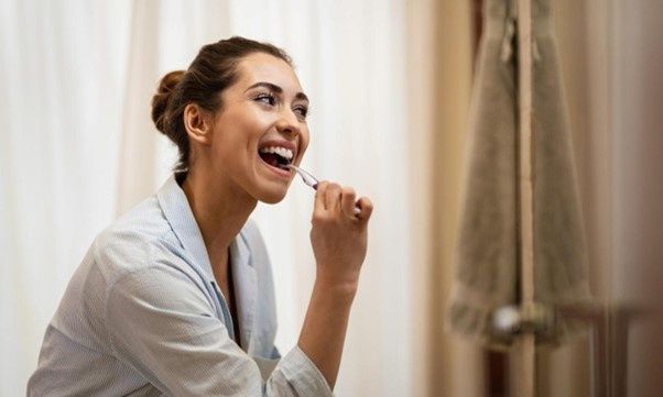 Από τη διατροφή μέχρι το βούρτσισμα των δοντιών: Οι παράγοντες που επηρεάζουν την υγεία των ούλων