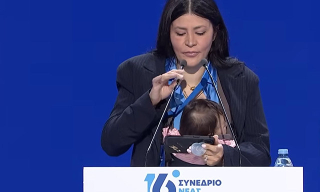 Η σύνεδρος της ΝΔ που ανέβηκε με το μωρό στο βήμα - Εικόνα με υψηλό συμβολισμό